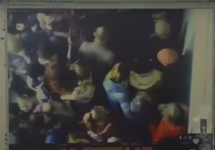 Опубликовано видео давки на лестнице во время пожара в кемеровском ТЦ