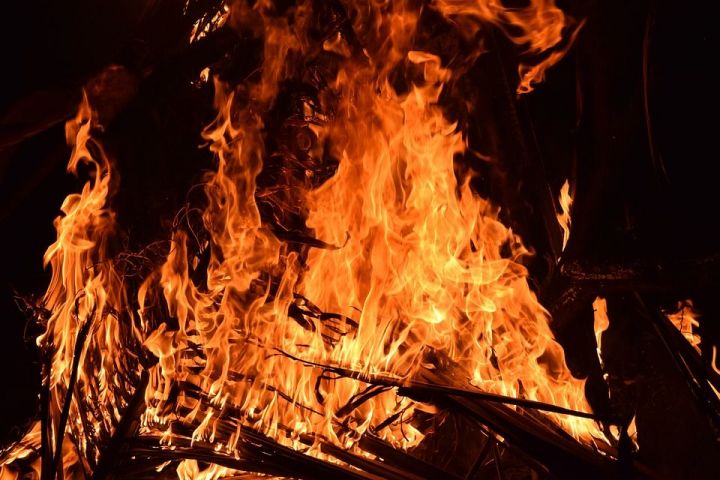 В Арском районе женщина спалила дом своих родственников ради страховки