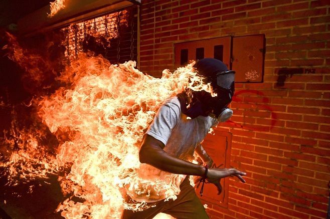 Фото с горящим венесуэльцем