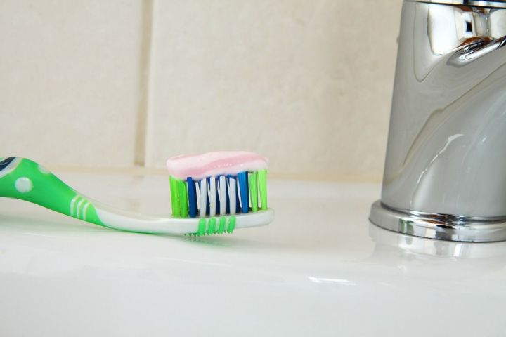 Поместите немного зубной пасты на губку. То, что вы будете в состоянии сделать с ней — превзойдет ваши ожидания!