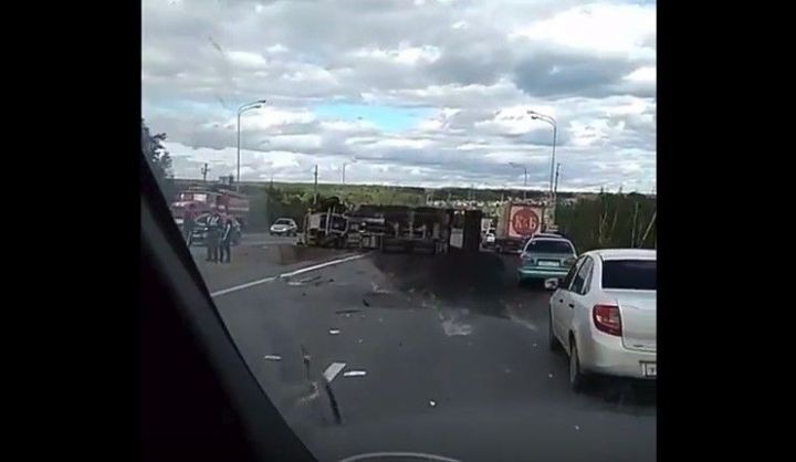 Видео опрокинувшегося после столкновения с «ГАЗелью» «КАМАЗа» в Высокогорском районе РТ