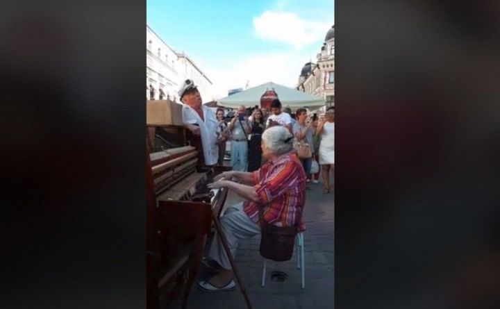 «Катюша» на уличном пианино от казанской исполнительницы стала хитом соцсетей