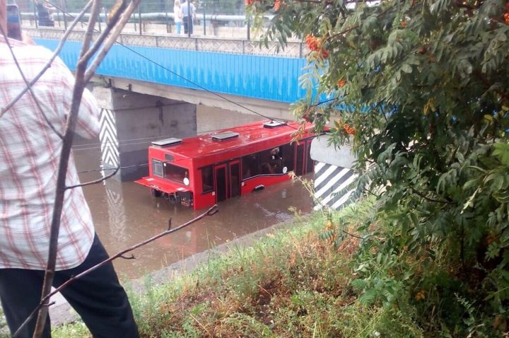 Появилось видео затопленного дождем автобуса в Казани