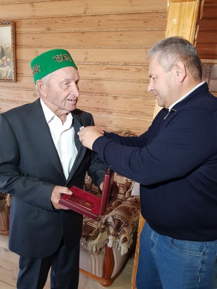 Глава Высокогорского района Рустам Калимуллин вручил медаль «За доблестный труд» участнику ВОв