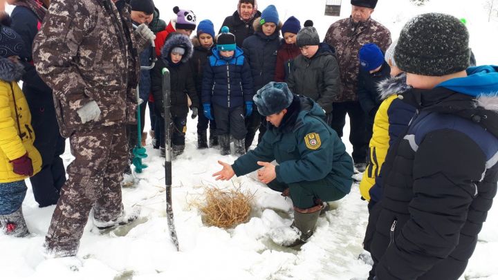 Ученики Большековалинской школы помогают рыбам выжить зимой