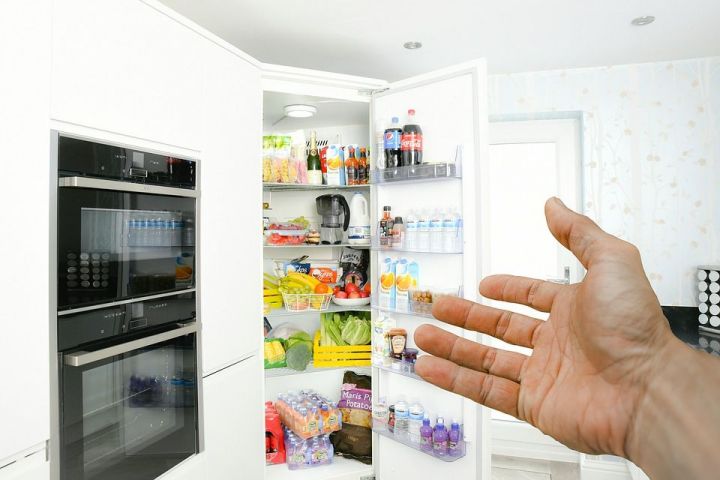 Можно ли ставить горячее в холодильник: чем опасна такая привычка?