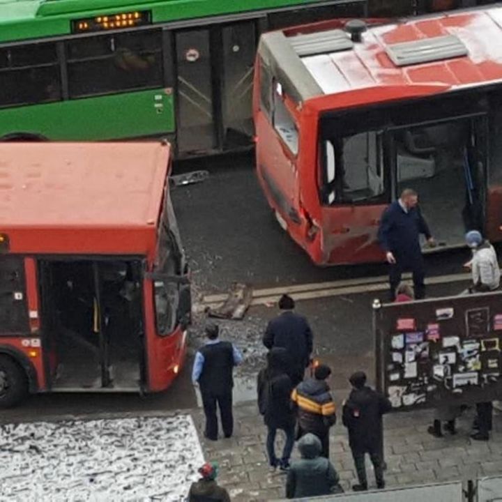 На остановке в Казани один автобус не успел остановиться и протаранил другой