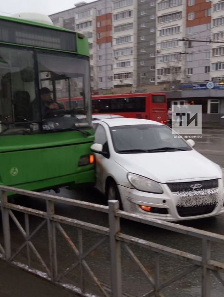Серьезная пробка образовалась на Фучика в Казани из-за столкновения авто и троллейбуса