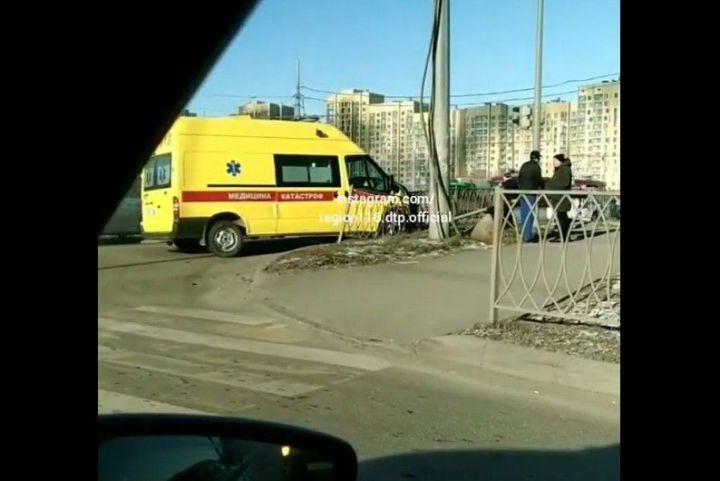 В Казани эвакуатор въехал в скорую, которая везла донорскую кровь для роженицы