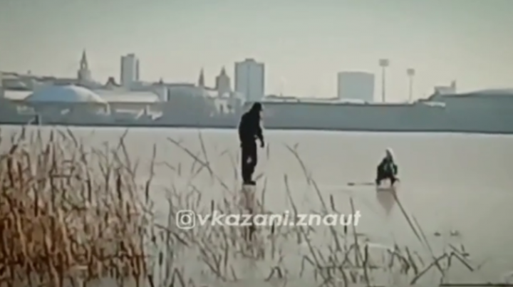 Очевидцы сняли на видео, как мужчина катает ребенка на санках по льду Казанки