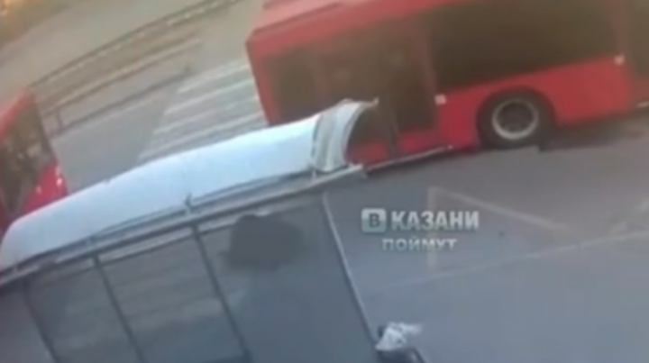 На видео сняли, как пассажир вывалился из движущегося казанского автобуса