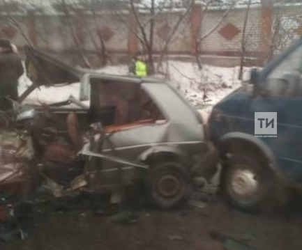 Водитель иномарки погиб при столкновении с бензовозом в Казани