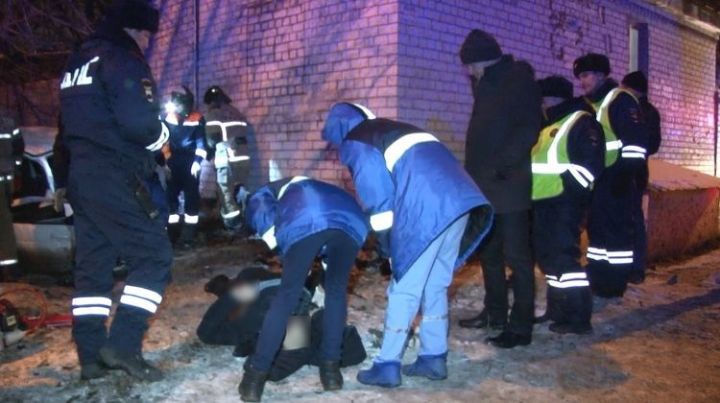 В Казани номер авто отпечатался на стене дома после удара, погибли два человека