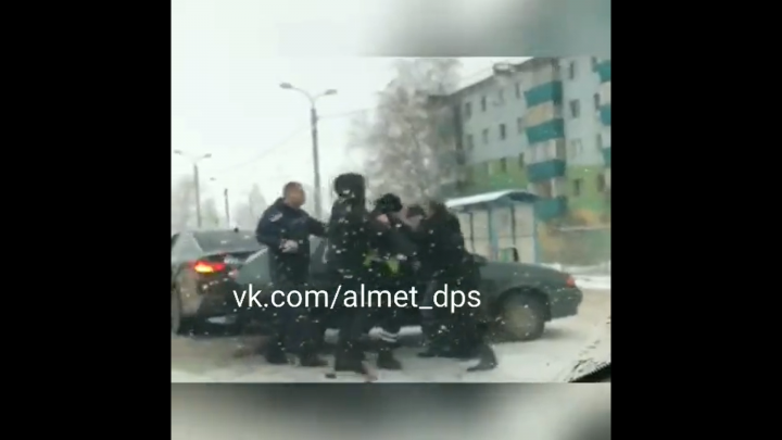 В Альметьевске водители устроили драку прямо на дороге