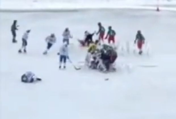 В Дербышках во время хоккея подрались 14-летние спортсмены