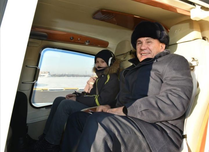 Рустам Минниханов исполнил мечту 11-летнего казанца о полете на вертолете