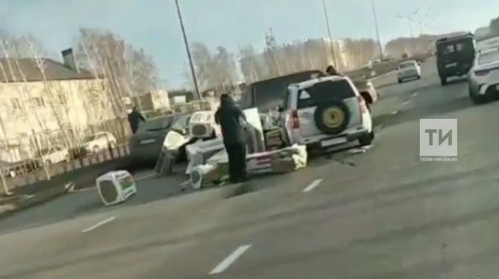 После аварии с тремя авто в Казани по трассе разлетелись упаковки со стекловатой