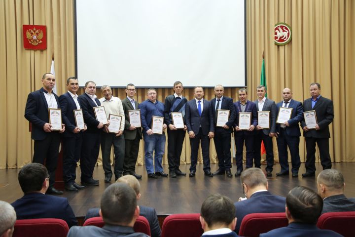 В Минсельхозпроде РТ объявили 100 лучших работников аграрной отрасли Татарстана: три победителя из Высокогорского района