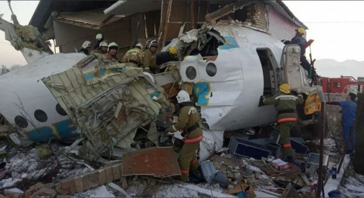 Выжившие при крушении самолета помогали раненым выбираться из лайнера