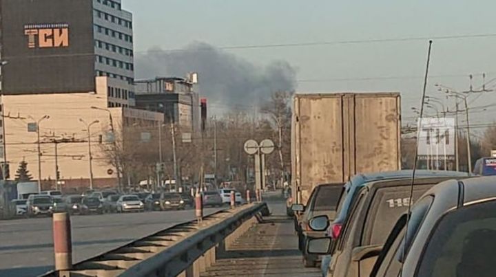 В Авиастроительном районе Казани загорелся строящийся торговый павильон