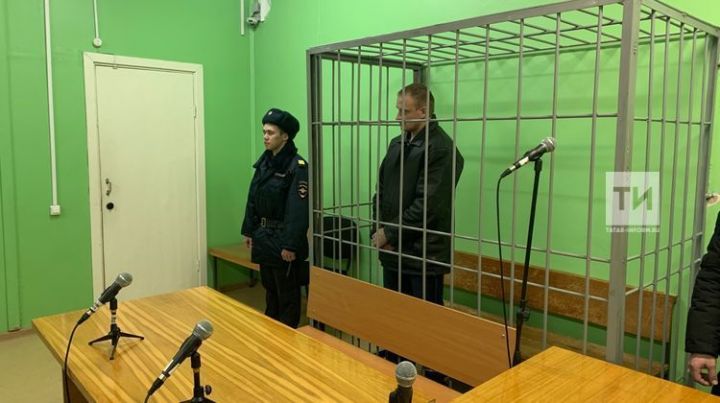 В Зеленодольске суд арестовал отчима, избившего шестилетнего пасынка молотком