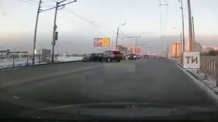 На видео сняли, как у ТЦ «Мега» в Казани дрифтер устроил аварию