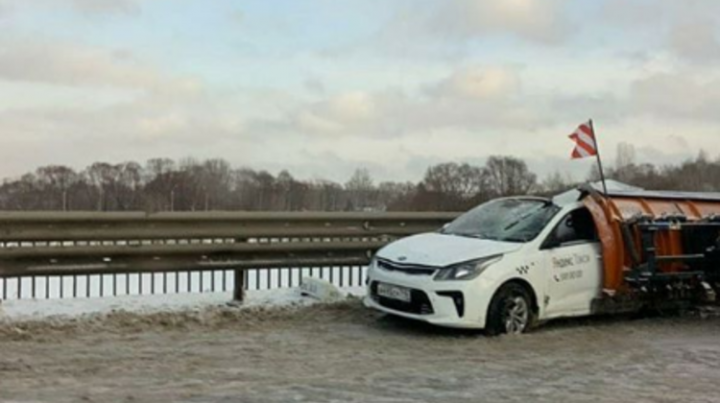 На транспортной дамбе в Казани снегоуборочная машина протаранила такси