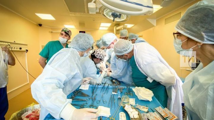 Большую опухоль почки казанскому малышу удалили хирурги ДРКБ вместе с москвичами
