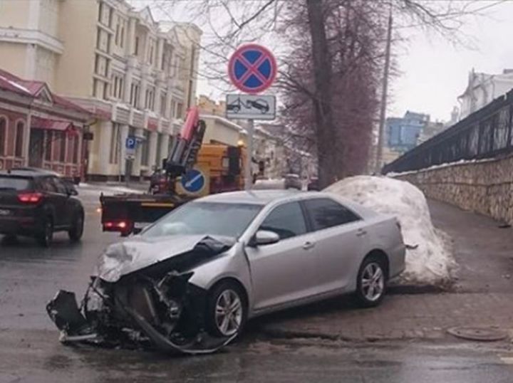 В Казани водитель иномарки проигнорировал знак и спровоцировал аварию, в которой пострадал ребенок