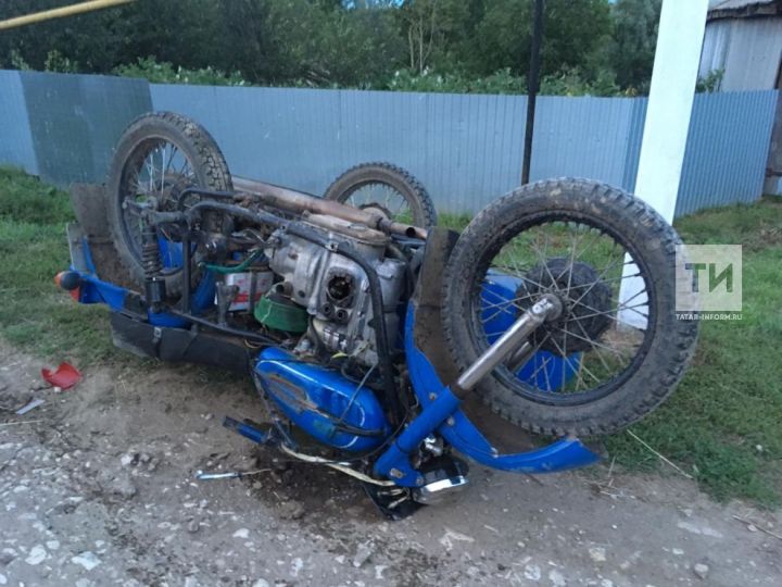 В Татарстане водитель мотоцикла с коляской погиб, врезавшись на полном ходу в столб