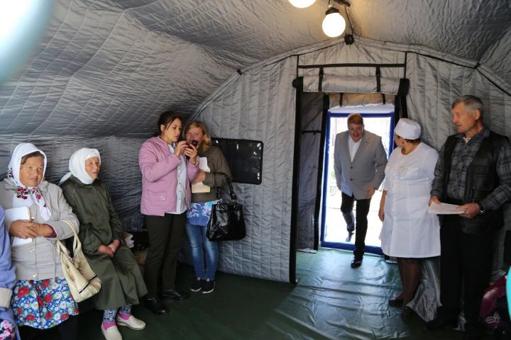 Работу первой из четырех мобильных медицинских поликлиник для обследования населения проверил Президент Татарстана Рустам Минниханов в Тетюшском районе.