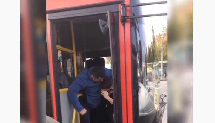 Очевидцы сняли на видео, как водитель казанского автобуса избил пассажира