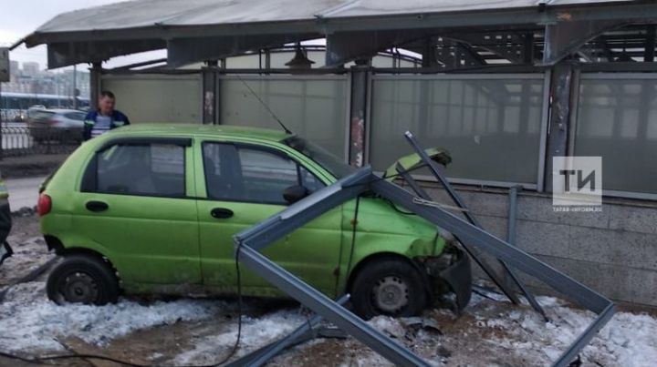 Молодой водитель за рулем малолитражки влетел в остановку у «Казань-Арены»