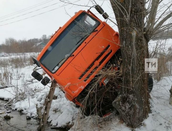 Молоковоз слетел с дороги и врезался в дерево в Татарстане, шофер в больнице