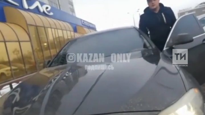 На видео попал конфликт водителя «БМВ» и пешехода у казанского гипермаркета