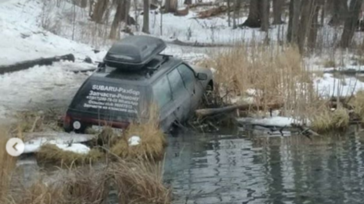 На видео сняли автомобиль, который провалился в Голубое озеро под Казанью