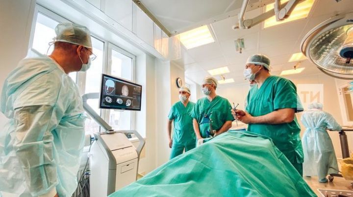 Операцию на мозге ребенка сделали в ДРКБ благодаря новому оборудованию из Европы