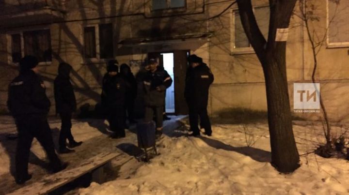 В Казани полицейские по просьбе соседей вскрыли квартиру, где нашли тела трех человек