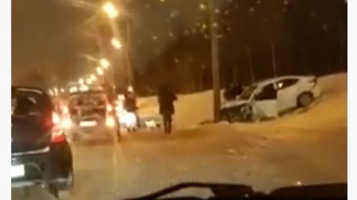 На видео попали последствия ДТП в Казани, где иномарка на скорости врезалась в столб