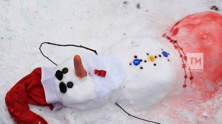 «Он просто устал»: лежачий снеговик стал победителем фестиваля снеговиков в Казани