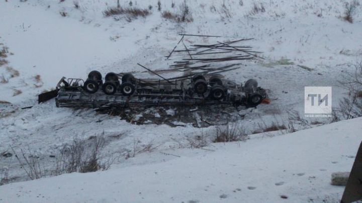 В Татарстане КАМАЗ вылетел в реку, водитель погиб