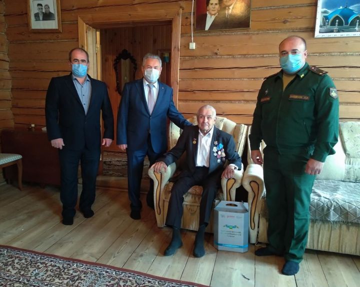 Первые поздравления с Днём пожилых людей начали получать жители Высокогорского района