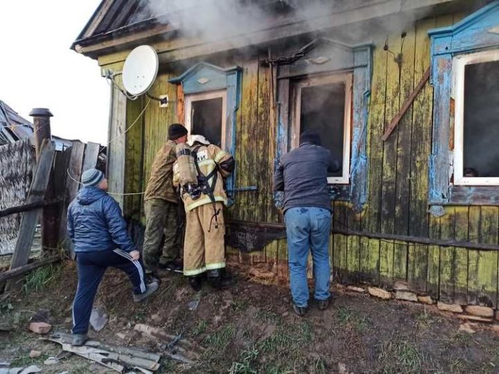 Женщина с пятимесячным сыном погибли на пожаре в деревянном доме в Татарстане