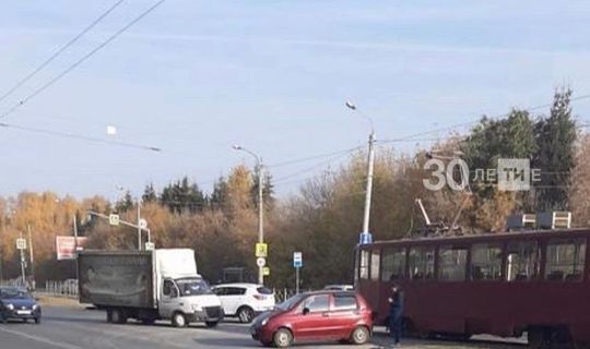 В Казани у трамвая отказали тормоза и он снес четыре авто, пострадал один человек