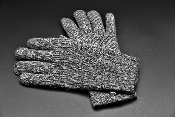 Вирусолог сравнил эффективность зимних и медицинских перчаток против Covid-19