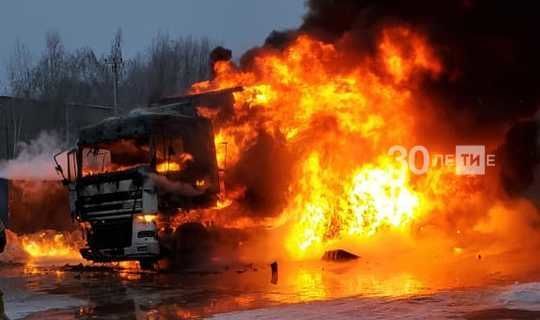 В Казани возле «Метро» горел грузовик с продуктами