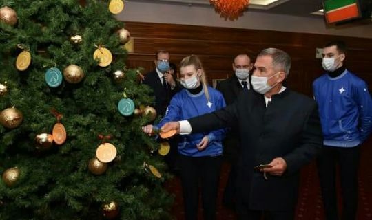 Минниханов исполнит новогодние желания четырех юных татарстанцев