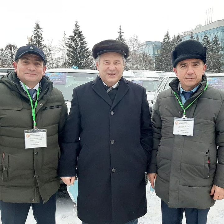 Руководители двух поселений Высокогорского района получили ключи от машины от Президента РТ