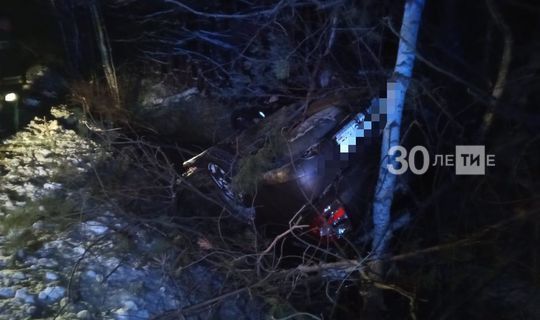 Тело женщины нашли под вылетевшей в кювет легковушкой в Татарстане