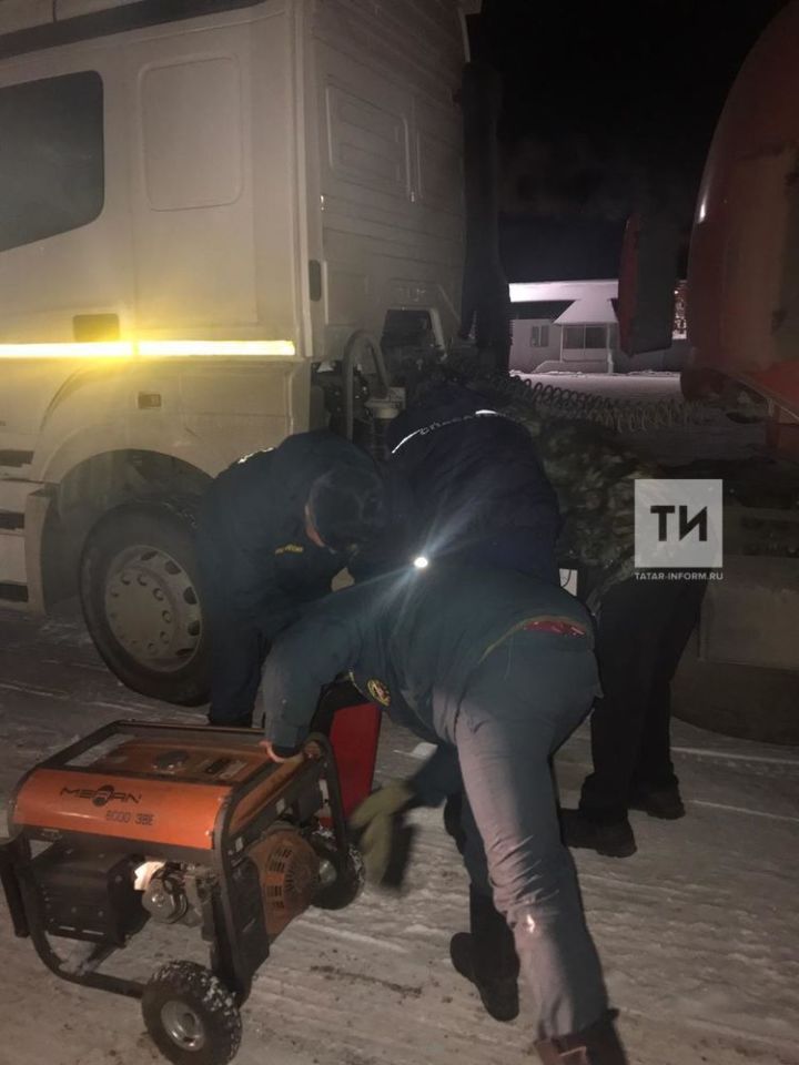В Альметьевском районе спасатели помогли дальнобойщику завести заглохшее авто